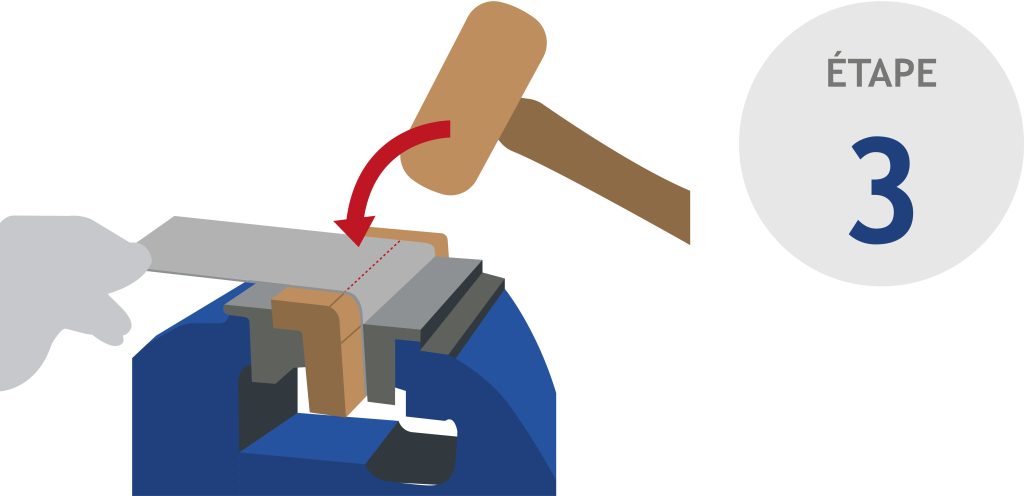 Plier une pièce métallique à la main
