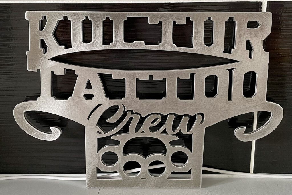 Photo d'une plaque signalétique personnalisée en aluminium d'une entreprise