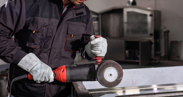 Pièce en inox sur mesure en cours de polissage