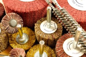 Brosse circulaire pour des pièces métalliques