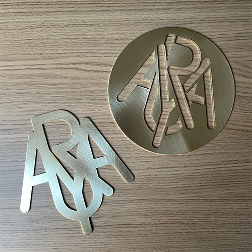 Logo en laiton sur mesure