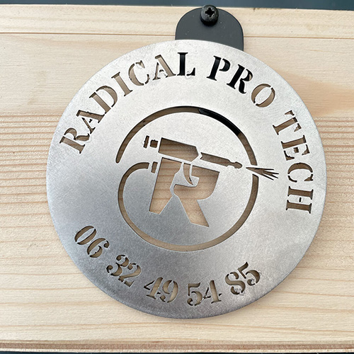 Logo Radical Pro Tech en acier sur mesure