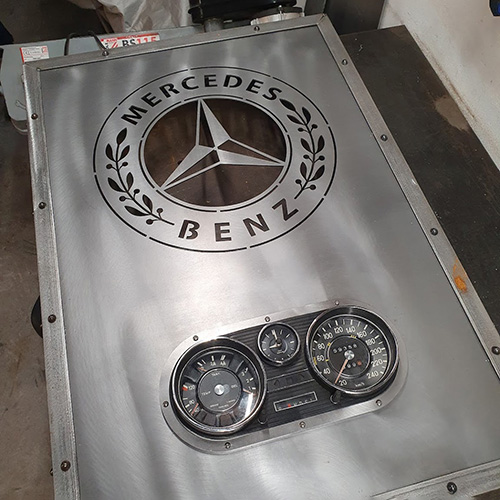 Plaque métallique Mercedes avec un compteur de vitesse