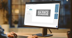 Personne en train de créer un pochoir personnalisé en ligne