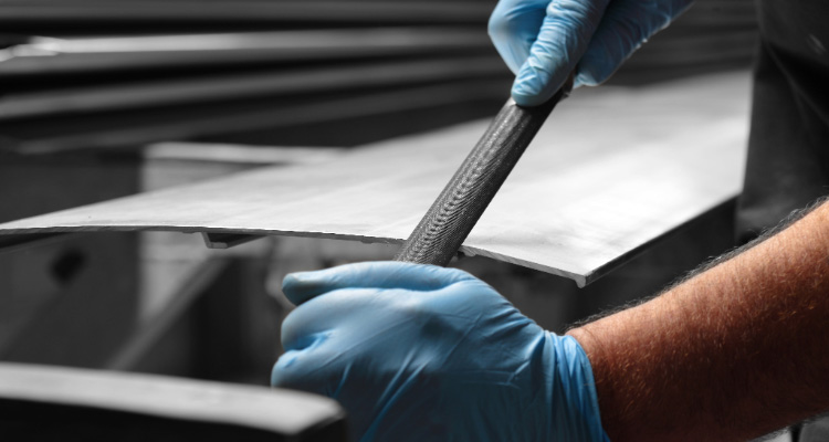 Tout savoir sur l’ébavurage d’une plaque en métal