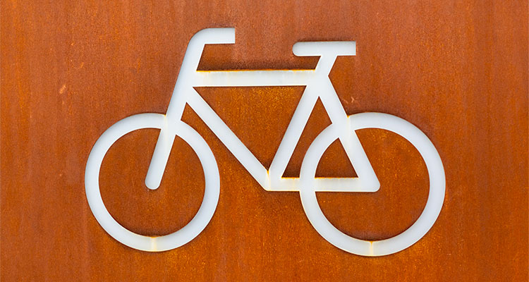 Découpe d'un vélo dans une plaque en acier corten
