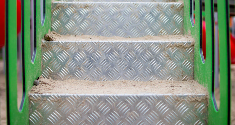 Marches d'escalier d'un jeu pour les enfants