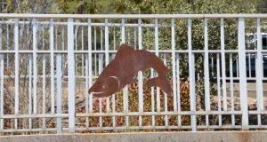 Poisson en acier corten sur mesure sur une barrière