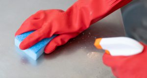 Nettoyage d'une plaque en acier avec de l'eau et du savon