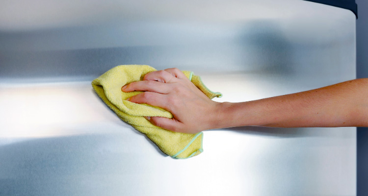 Nettoyage d'une crédence en inox avec un chiffon doux