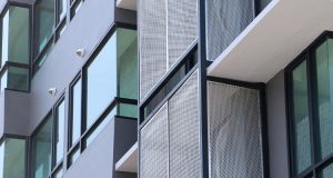 Plaques en alu perforées pour habiller un immeuble