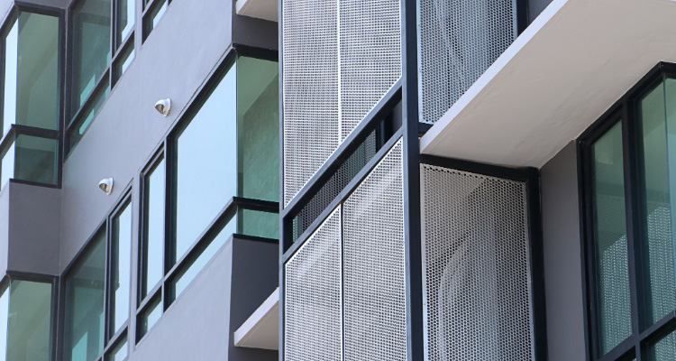 Plaques en alu perforées pour habiller un immeuble