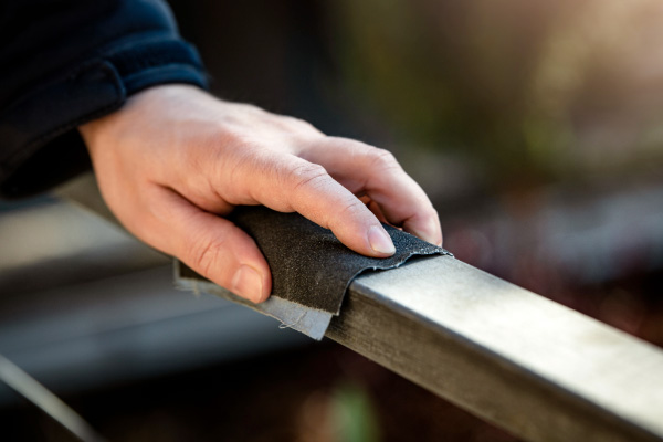 Ponçage d'une barre en aluminium sur mesure
